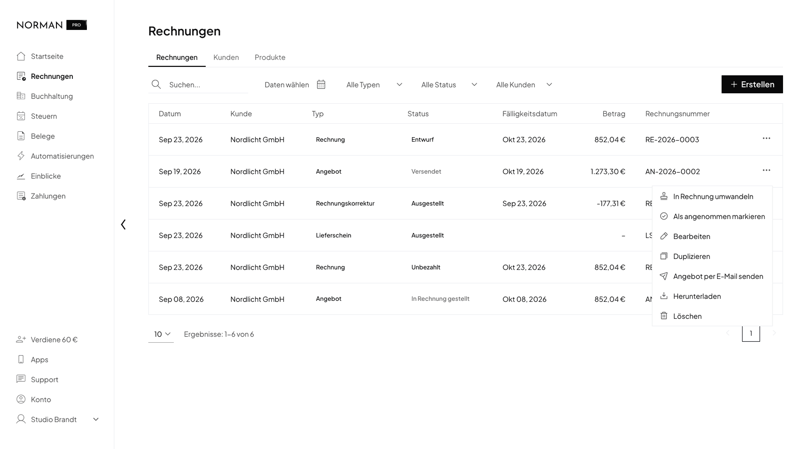 Rechnungsliste in Norman mit dem Menü eines versendeten Angebots: In Rechnung umwandeln, Als angenommen markieren, Bearbeiten, Duplizieren, Angebot per E-Mail senden, Herunterladen und Löschen, in der deutschen Oberfläche