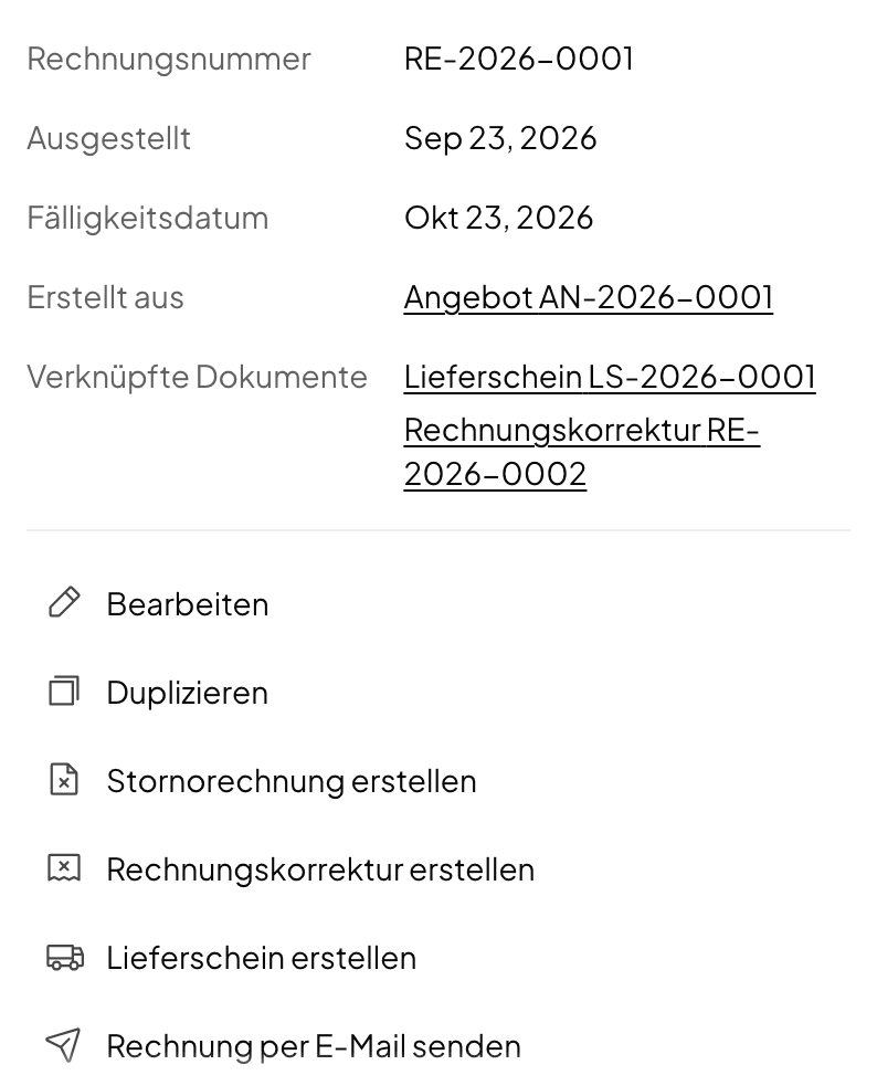 Details der Rechnung RE-2026-0001 mit Erstellt aus: Angebot AN-2026-0001 und Verknüpfte Dokumente: Lieferschein LS-2026-0001 und Rechnungskorrektur RE-2026-0002, darunter die Aktionen der Rechnung, in der deutschen Oberfläche