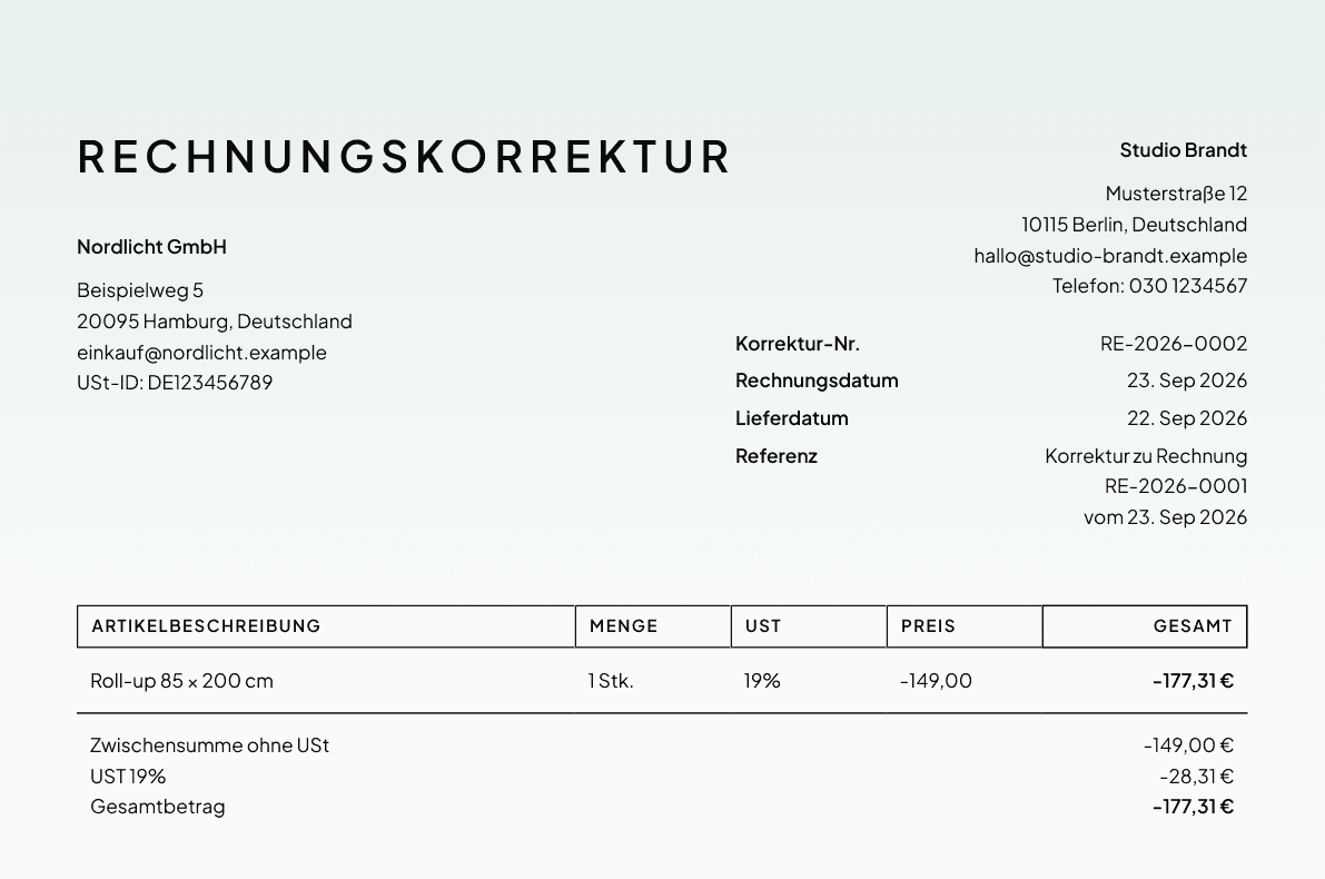 PDF einer Rechnungskorrektur mit dem Titel RECHNUNGSKORREKTUR, der Nummer RE-2026-0002 und der Zeile Referenz: Korrektur zu Rechnung RE-2026-0001 vom 23. Sep 2026