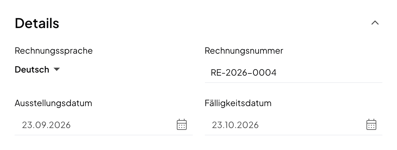 Abschnitt Details im Rechnungseditor mit dem Feld Rechnungsnummer, vorausgefüllt mit RE-2026-0004, in der deutschen Oberfläche