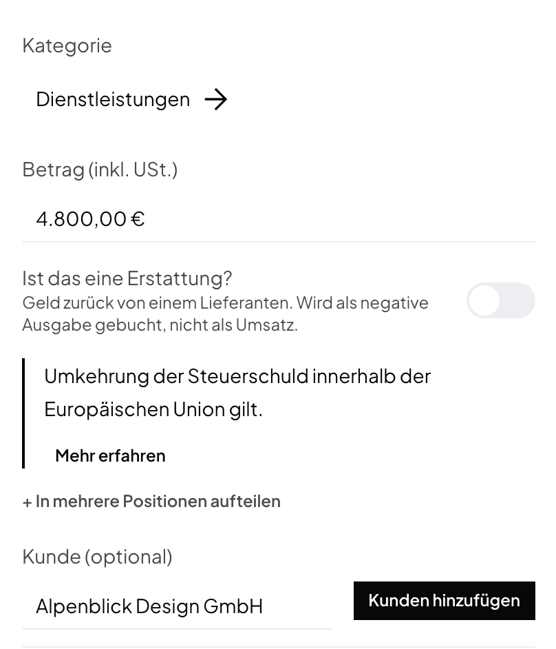 Eine Einnahme in der Kategorie Dienstleistungen mit dem Kunden Alpenblick Design GmbH und dem Hinweis zur Umkehrung der Steuerschuld innerhalb der EU